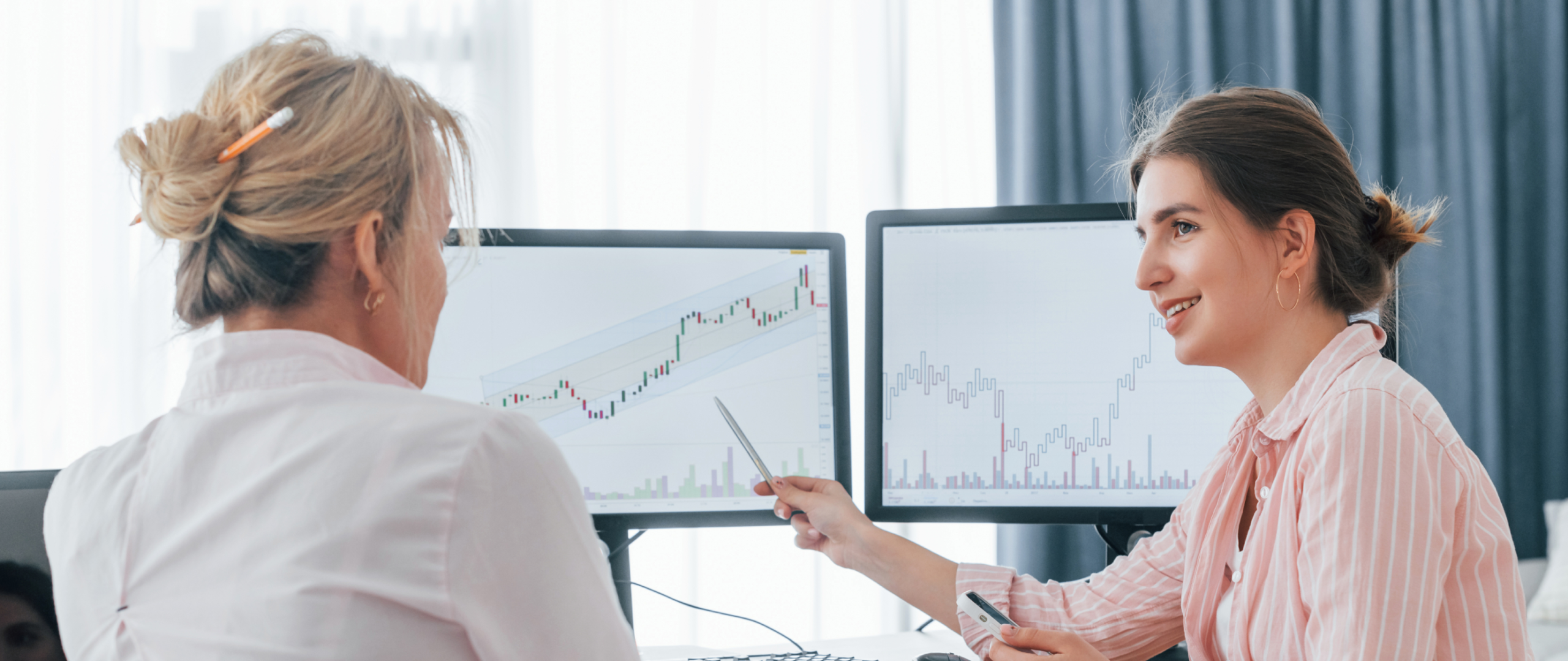 Líderes de empresa de tecnologia discutindo estratégia de marketing B2B