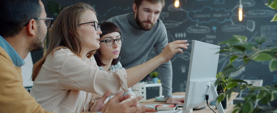 Equipe de trabalho analisando resultados em laptop, foto real